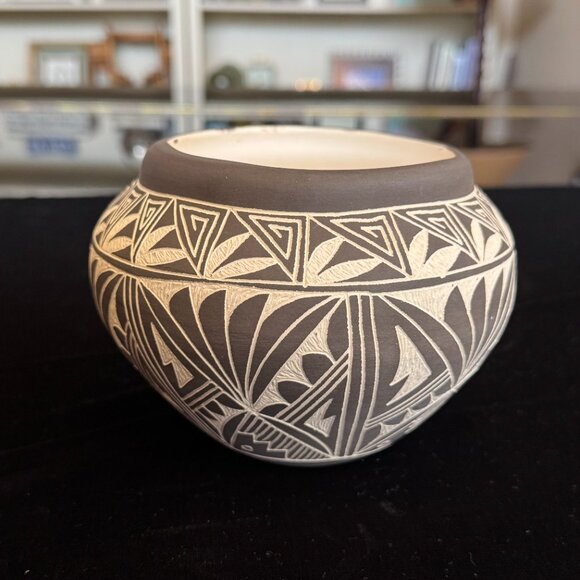 Vintage Laguna Acoma Pueblo Pottery Jar Etched Sgraffito Signed LC/GP - Picture 3 of 9